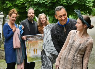 Bringen "Hämon und Antigone" auf die Bühne: Ulrike Altegoer (Kostüme), Nils Findling (Marketing), Martina B. Mann (Regie) mit den Darstellern Nikolay Weller (Söldner) und Diana Margolina (Ismene). Foto: Mathias Kehren Foto: Mathias Kehren
