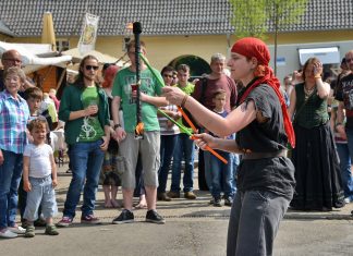 Beim Mittelaltermarkt am Schloss Hardenberg können sich die Besucher in ein vergangenes Jahrhundert entführen lassen. Archivfoto: Mathias Kehren
