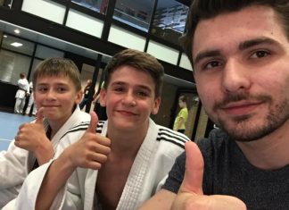 Daumen hoch: Die Judoka des TB Wülfrath überzeugten, mit Unterstützung von Maurice Püchel (r.), in den Niederlanden mit ihren sportlichen Leistungen. Foto: TBW