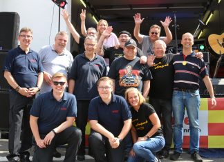 Die Organisatoren freuen sich mit den Musikern der Band "Seven Amped" über den Erfolg des zweiten Bürgerfestes. Foto: André Volkmann