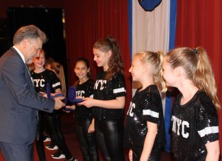 Bürgermeister Thomas Dinkelmann gratuliert den "Power Dancers" von Mettmann-Sport zu ihren großartigen Erfolgen. Foto: Kreisstadt Mettmann