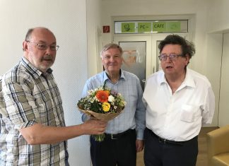 Herbert Breitrück (l.) überreicht dem scheidenden Vorsitzenden Wolfgang Friedrich (Mitte) einen Blumenstrauß. Rechts Hans-Joachim Adelhöfer, der nach fünfjähriger Vorstandsarbeit ausscheidet. Foto: Kreisstadt Mettmann