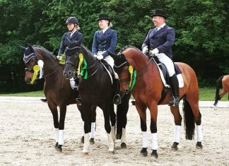 Die Mannschaft des Reitvereins Wülfrath-Aprath: Viktoria Eulner auf Ronaldinja, Helena Antonia Volmer auf SaVoM, Martin Volmer auf Almelo. Archivfoto: Melanie Brans