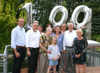Treffen der Generationen: Klementina Schönewolf (vorne 3.v.l.) mit ihrer Familie sowie Bürgermeister Thomas Dinkelmann (2.v.l.) und der stellvertretenden Landrätin (r.) Elke Thiele. Foto: Kreisstadt Mettmann