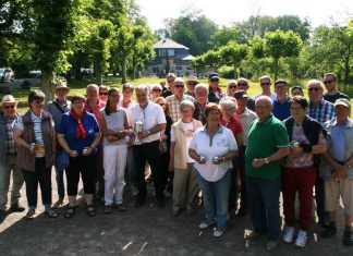 Das Teilnehmerfeld der Auftaktveranstaltung: Insgesamt acht Teams traten bei der ersten Boule-Stadtmeisterschaft an. Foto: Kreisstadt Mettmann