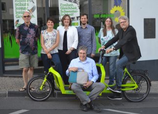 Neuer Grünen-Vorstand: Rebecca Türkis (2.v.l.) und Christoph Hütten (vorne sitzend) als Sprecherin und Sprecher. David Schiebener (3.v.r.) ist neuer Schatzmeister und Eberhard Backeshoff (1.v.l), Nicole Kuthe (3.v.l), Heike Ogan (2.v.r.) sowie Thomas Schött (1.v.r.) fungieren als Beisitzer. Foto: Die Grünen