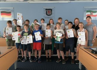 Die „Mathestars 2019“ der Realschulen im Kreis Mettmann und der Stadt Solingen haben im Mettmanner Kreishaus knifflige Aufgaben gelöst und können sich für ihren Einsatz gemeinsam mit der Schulamtsleiterin des Kreises Martina Siebert über Urkunden und Eintrittskarten für das Neanderthal-Museum freuen. Foto: Kreis Mettmann