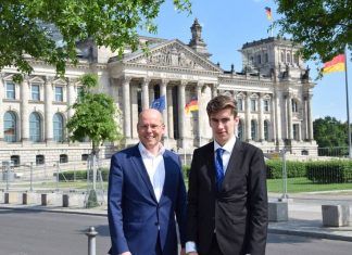 Johannes von Rath und Bundestagsabgeordneter Peter Beyer vor dem Reichstagsgebäude. Foto: Büro Peter Beyer MdB.