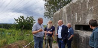 Führung durch den alten Bunker am Velberter Rottberg. Peter Beyer MdB im Gespräch mit Jürgen Lohbeck und seinen ehrenamtlichen Mitstreitern. Foto: Büro Peter Beyer MdB.