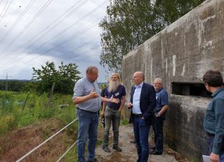 Führung durch den alten Bunker am Velberter Rottberg. Peter Beyer MdB im Gespräch mit Jürgen Lohbeck und seinen ehrenamtlichen Mitstreitern. Foto: Büro Peter Beyer MdB.