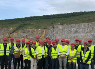 Eine Delegation der Wirtschaftsjunioren Niederberg besuchte das Lhoist-Werk Flandersbach. Auf dem Bild: Thomas Perterer, Werksleiter (links) und Marcus Stimler, Leiter der Zweigstelle der IHK-Düsseldorf in Velbert (2. v. rechts). Foto: Lhoist