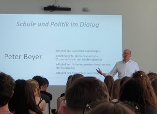 Die Schülerinnen und Schüler haben viele Fragen an den Bundestagsabgeordneten und Transatlantikkoordinator Peter Beyer. Foto: Büro Peter Beyer