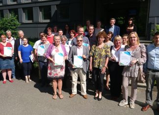 Schulen mit vorbildlicher Berufswahlorientierung: Die Preisträger freuen sich über ihre Urkunden. Foto: VBU