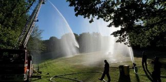 Statt Regen: Löschzüge der Feuerwehr bewässern die Wiesen im Panoramabad in Neviges. Foto: Feuerwehr