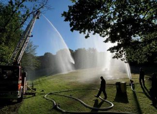Statt Regen: Löschzüge der Feuerwehr bewässern die Wiesen im Panoramabad in Neviges. Foto: Feuerwehr