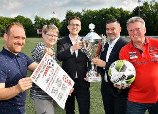Anfang Juli wird beim dritten Velberter Betriebscup um das runde Leder gekämpft. Stefan Schuster (Stadtmarketing), Viola Meseberg-Dunkel (Sportamt), Jan Breitenbach und Jesus Lopez (beide Sparkasse HRV) sowie Dirk Graedtke (SC Velbert) haben das Turnier vorgestellt. Foto: Mathias Kehren