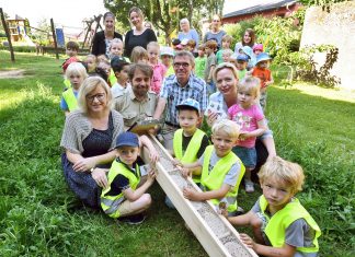 Die Kinder vom Kindergarten in Hetterscheidt freuen sich über die Unterstützung für ihr Insekten-Projekt. Foto: Mathias Kehren