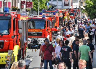 Knapp 70 Fahrzeuge haben sich zur Blaulichtmeile entlang der Heiligenhauser Hauptstraße aufgestellt. Foto: Mathias Kehren