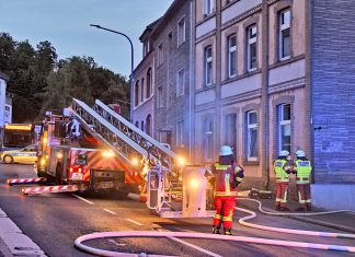 Feuerwehr und Polizei waren bei dem Brand mit einem Großaufgebot im Einsatz. Foto:Polizei