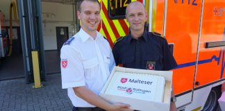Die Malteser haben eine Torte mit den Logos der Organisationen zum Abschied mitgebracht. Foto: Feuerwehr Ratingen