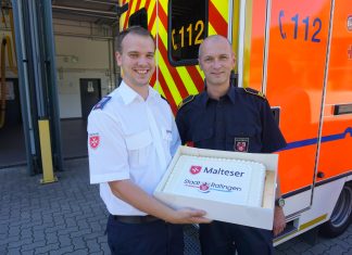 Die Malteser haben eine Torte mit den Logos der Organisationen zum Abschied mitgebracht. Foto: Feuerwehr Ratingen