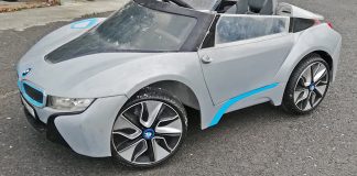 Kinderspielzeug: Der sichergestellte "BMW i8 Concept Spyder" von der Seite. Foto: Polizei