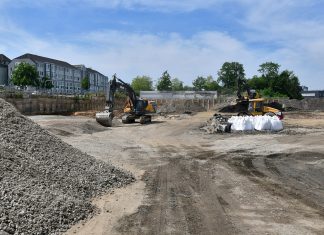 Auf dem ehemaligen Hitzbleck-Gelände an der Westfalenstraße am Rathaus entsteht das neue Nahversorgungszentrum in Heiligenhaus. Foto: Mathias Kehren