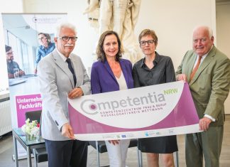 Landrat Thomas Hendele, Dorothea Körfers, Leiterin des Kompetenzzentrums Frau und Beruf Düsseldorf und Kreis Mettmann, ZWD-Geschäftsführerin Claudia Diederich und Bürgermeister Friedrich G. Conzen. Foto: Landeshauptstadt Düsseldorf/Melanie Zanin