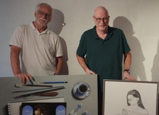 Lothar Weuthen und Henrik Wischnewski präsentieren zwei von der Jury prämierte Kunstwerke. Foto: André Volkmann