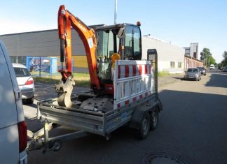 Der Mini-Bagger war nicht gesichert, der Fahrer hatte keine Fahrerlaubnis. Foto: Polizei