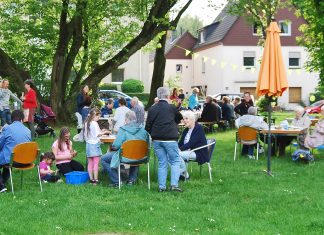 Auf der Wiese vor der Apostelkirche fand jetzt das erste Nachbarschaftstreffen statt. Foto: privat