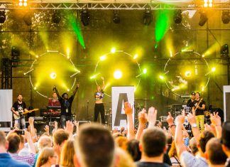 Auch die Live-Band "Live and Famous" ist zu Gast in Ratingen. Foto: Veranstalter/Band