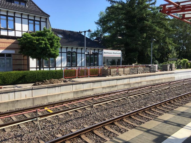 Regiobahn Dach für Bahnsteig 2 Bildergalerien, Mettmann