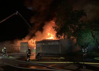 Großbrand in der Grundschule Sandheide in Erkrath - Der Einsatz dauert an. Foto: Feuerwehr Erkrath