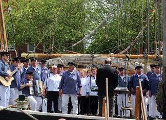 Der Velberter Shanty-Chor bei seinem Auftritt auf dem Traditionsschiff (Shalk) „Anne“ in Emden. Foto: privat