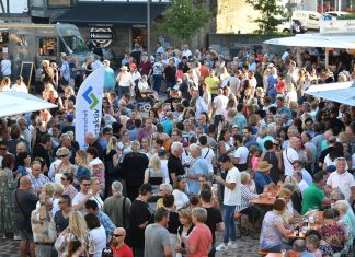 Schon in den frühen Abendstunden war der Platz Am Offers, wo die Werbegemeinschaft Velbert aktiv zur Sonnwendfeier eingeladen hatte, bestens besucht. Foto: Mathias Kehren