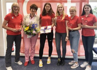 Sabine Möbbeck (2.v.l) hat den Spendenbetrag an die MTV-Jugend übergeben. Foto: privat