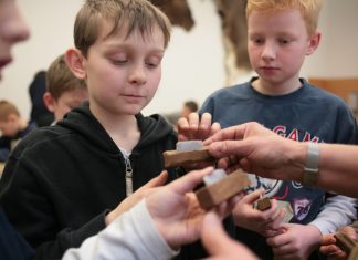 Steinzeitwerkstatt: Kinder und Jugendliche können sich in den Ferien auf eine Reise in die Steinzeit begeben. Foto: Neanderthal-Museum