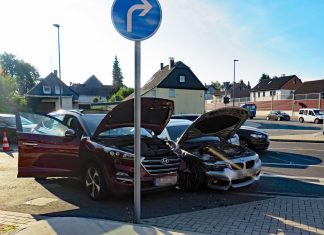 Beide Autos waren nach dem Unfall nicht mehr fahrbereit. Foto: Polizei