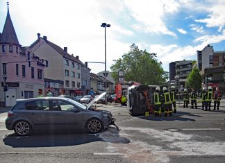 Beide Autos wurden bei dem Unfall schwer beschädigt. Foto: Polizei