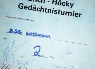 Turniererfolg für die BSG: Team erhält Urkunde für den "zweiten Sieger". Foto: BSG