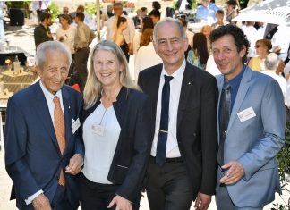Hartmut Wegner, Susanne Weiss, Rainer Schulte und Frank Wegner beim Empfang zum 30-jährigen Bestehen des Waldhotels. Foto: Mathias Kehren