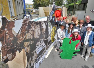 Eine "Kutsche" auf dem Hof der Musik- und Kunstschule weist auf die Westernstadt hin. Die Akteure freuen sich auf viele Besucher, vorzugsweise in westernmäßiger Verkleidung. Foto: Mathias Kehren