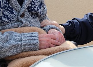 Ein Mann sitzt mit bedeckten Beinen in einem Rollstuhl. Foto: pixabay/symbolbild