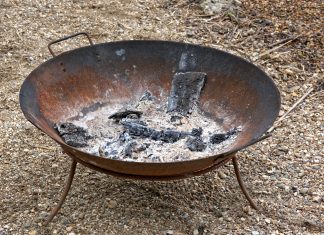 Die Feuerschale sollte bei den aktuellen Temperaturen kalt bleiben: Die Technischen Betriebe Velbert verbieten Grillen und offene Feuer aufgrund einer erhöhten Waldbrandgefahr. Foto: Symbolbild (pixabay)
