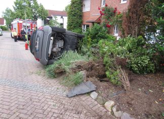 Der Smart landete in einem Vorgarten auf der Seite. Foto: Polizei