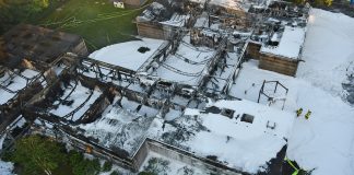 Aus dieser Perspektive werden die verheerenden Folgen des Großbrandes an der Grundschule Sandheide deutlich. Foto: Polizei