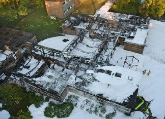 Aus dieser Perspektive werden die verheerenden Folgen des Großbrandes an der Grundschule Sandheide deutlich. Foto: Polizei