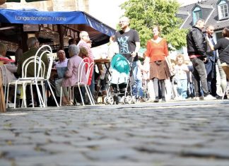 Der Mettmanner Weinsommer lockt Besucher zahlreich auf den historischen Marktplatz. Foto: André Volkmann/Archiv