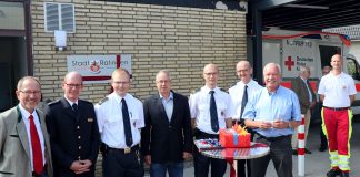 Interims-Rettungswache in Betrieb: Darüber freuen sich Dr. Thomas Zeiler, Ärztlicher Leiter des DRK Blutspendedienstes West, Dr. Arne Köster, Ärztlicher Leiter Rettungsdienst Kreis Mettmann, David Marten, stellvertretender Leiter der Feuerwehr Ratingen, Holger Kirchmann, Vorsitzender des DRK-Ortsverbandes Ratingen, Feuerwehrchef René Schubert, Feuerwehrarzt Dr. Reiner Kram, Erster Beigeordneter und Feuerwehrdezernent Rolf Steuwe und Dirk Löffler, Leiter der Rettungswache, DRK-Ratingen (ganz rechts). Foto: Feuerwehr Ratingen